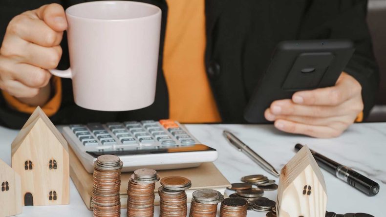 ビジネスマンがお金を計算